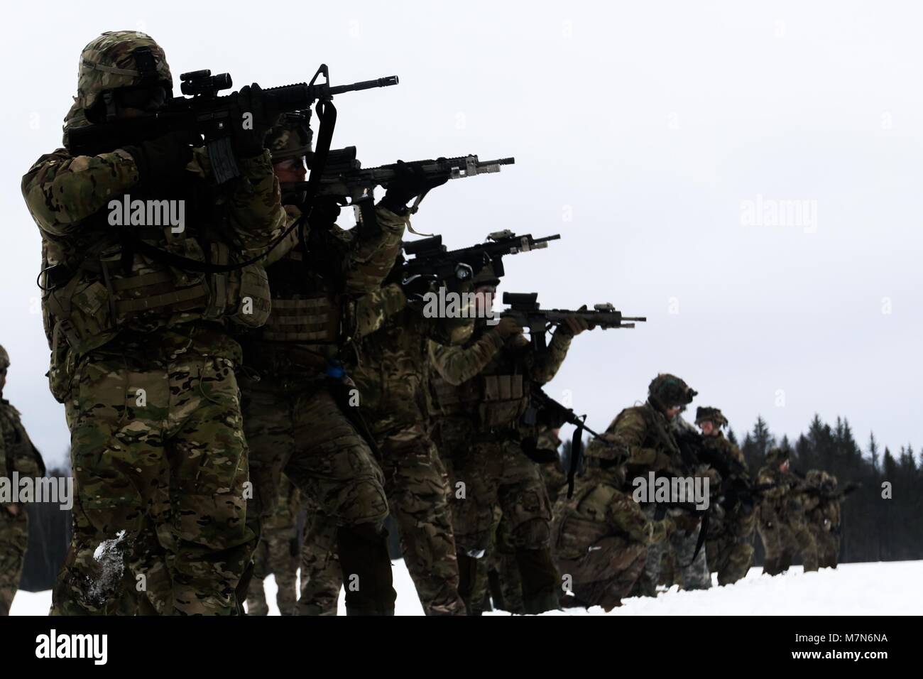 Les soldats danois avec la société Vidar, Régiment de Hussards de la garde et des soldats américains avec le 82e bataillon du génie de la Brigade Blindée, 2e Brigade Combat Team, 1re Division d'infanterie, les armes à feu ensemble durant une session de formation sur les armes multinationales en Tapa, l'Estonie, le 10 mars 2018 dans le cadre d'un exercice de préparation d'intervention rapide à l'appui de la résolution de l'Atlantique. (U.S. Photo de l'armée par la CPS. Hubert D. Delany III/22e Détachement des affaires publiques mobiles) Banque D'Images