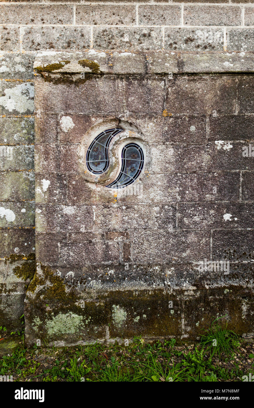 Vieille fenêtre dans Yink simbol Yang. Ancien mur en pierre Banque D'Images