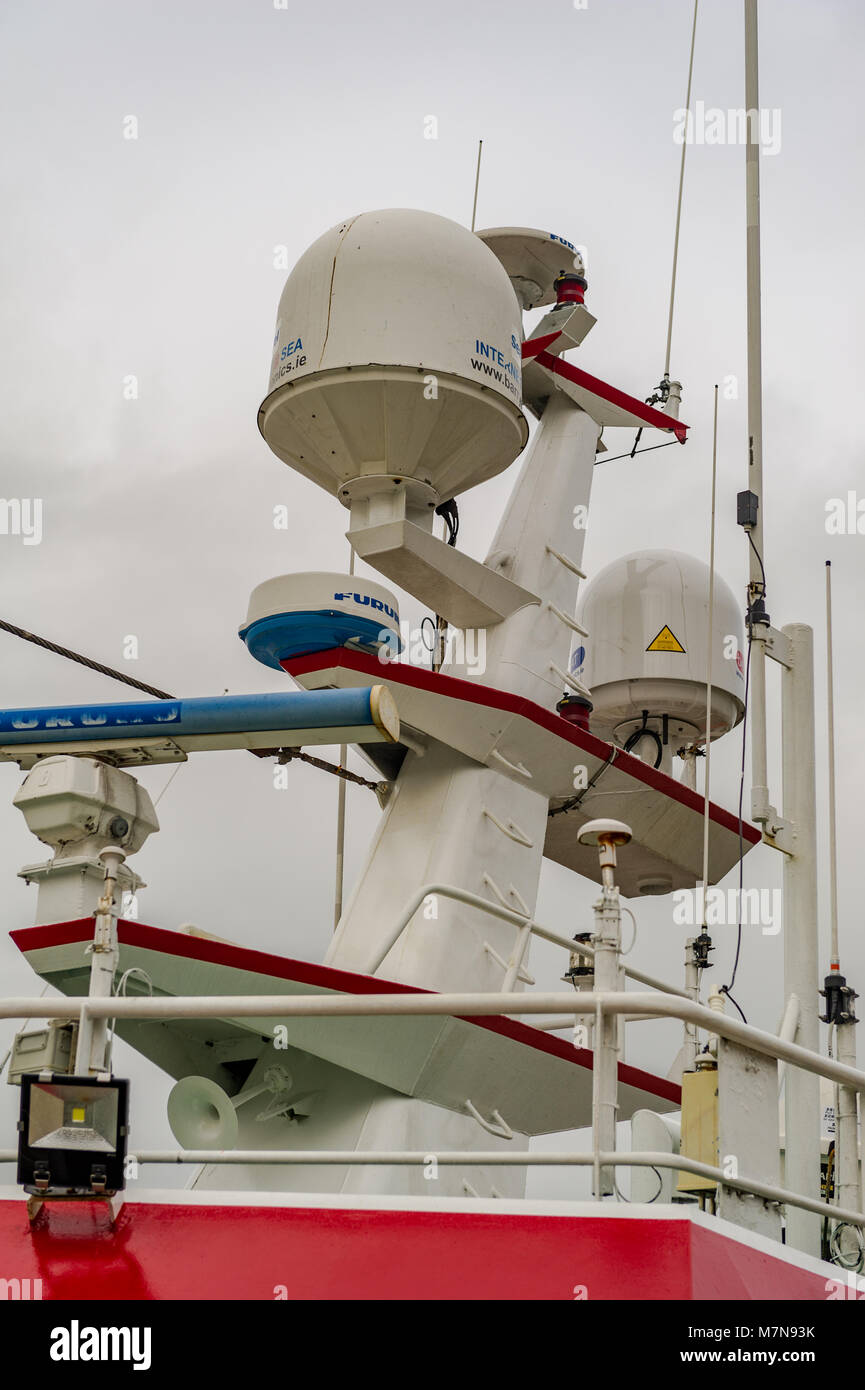 L'équipement de radar et de communication sur un chalutier de pêche commerciale. Banque D'Images