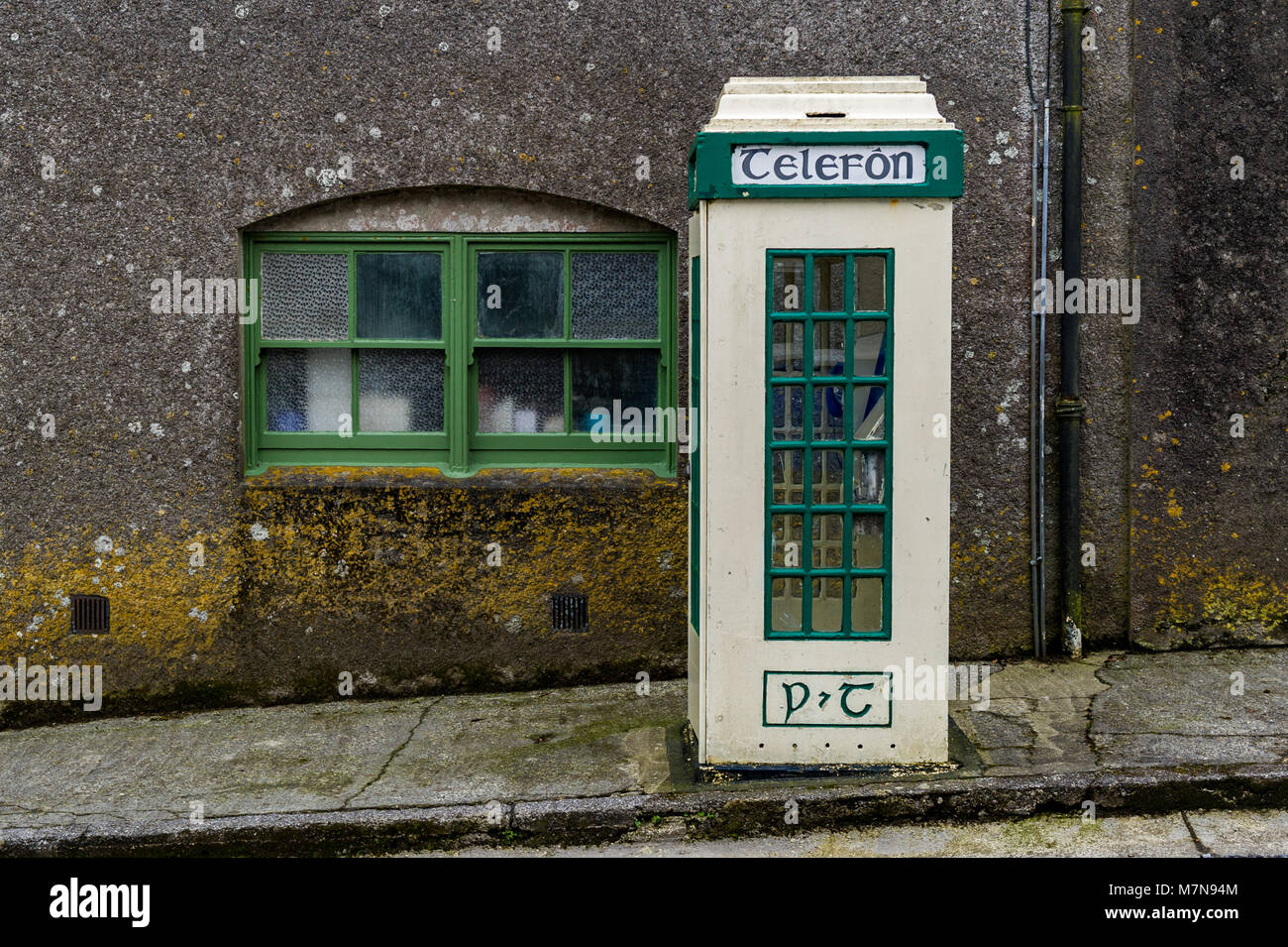 Téléphone public irlandais de style ancien fort telefon fort dans village Castletownshend, West Cork, Irlande. Banque D'Images