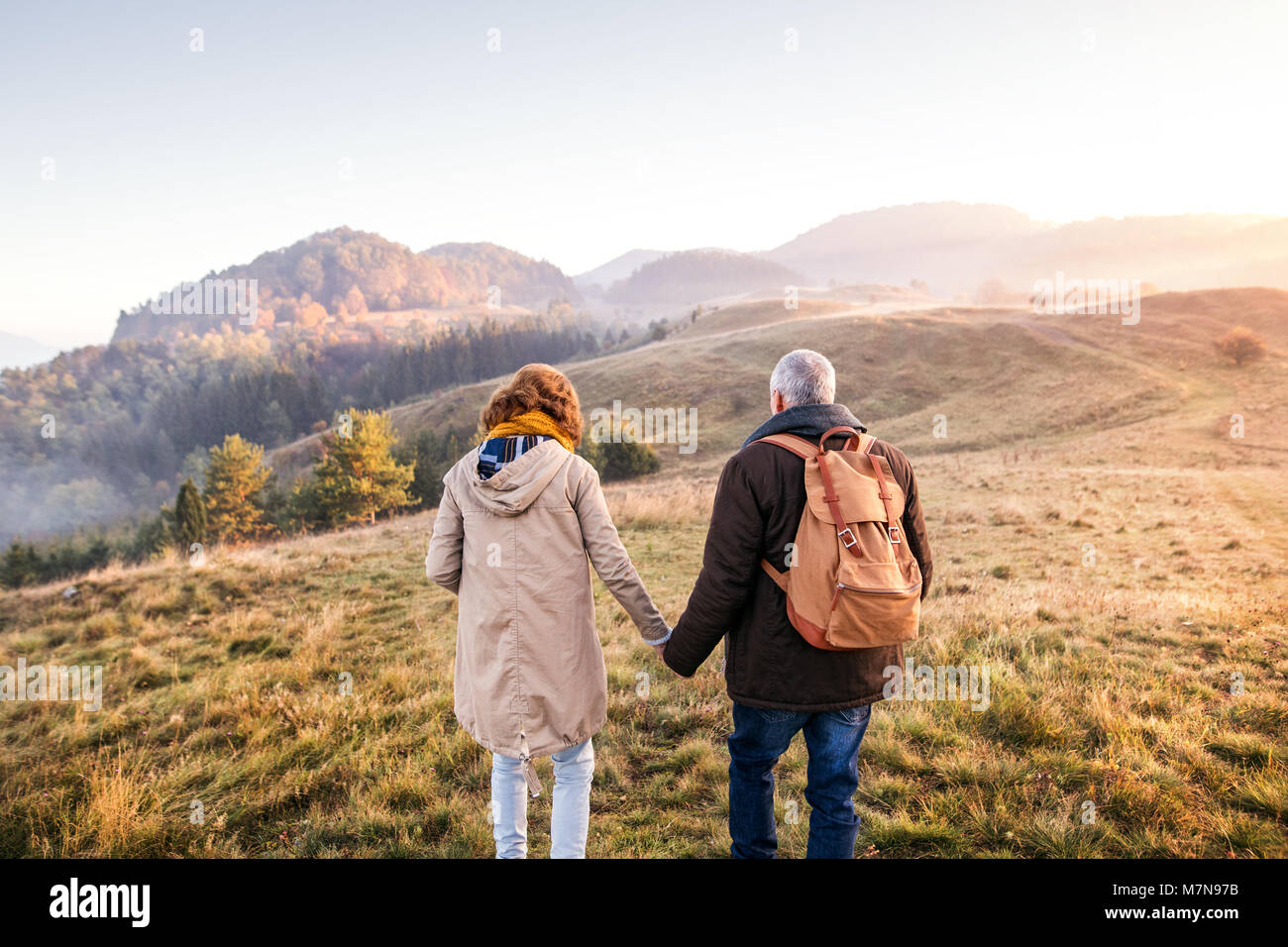 Couple sur une promenade dans une nature d'automne. Banque D'Images