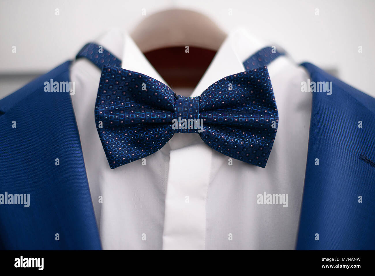 Close-up bleu élégant costume avec chemise blanche et cravate bleue, en  préparation d'un événement formel, l'entrevue d'emploi ou d'une cérémonie  de mariage, ou dans le cadre de de Photo Stock - Alamy