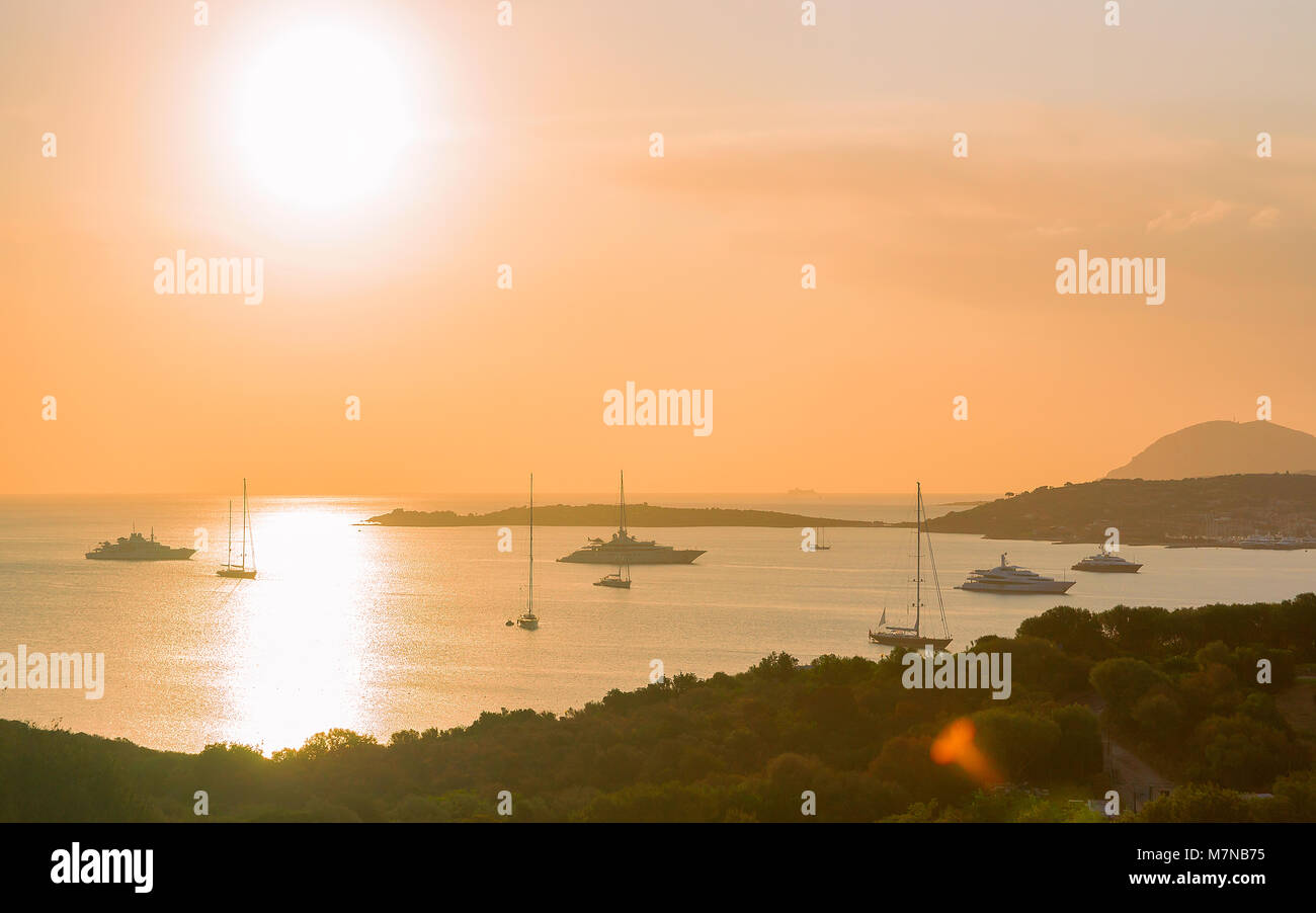 Avec Sunrise yachts et bateaux à Porto Rotondo en 2085 en mer Méditerranée, Sardaigne, Italie Banque D'Images