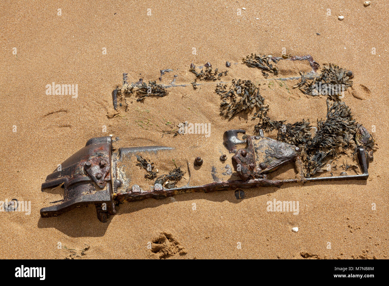 Un grand objet métallique de la rouille sur la plage, à moitié enfoui dans le sable, Broadstairs, Kent, UK Banque D'Images