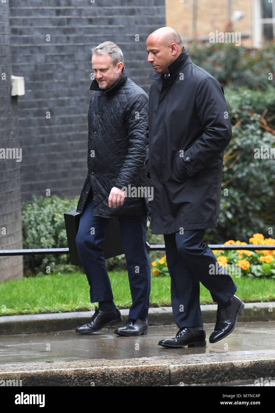 Neil Basu (droite) la Police métropolitaine récemment nommé chef de contre-terrorisme arrive à Downing Street, Londres, après que le premier ministre Theresa May, a convoqué une réunion du Conseil national de sécurité (NSC) où les ministres seront informés sur les plus récents renseignements sur l'agent neurotoxique attaque sur un espion russe Sergueï Skripal et sa fille à Salisbury. Banque D'Images