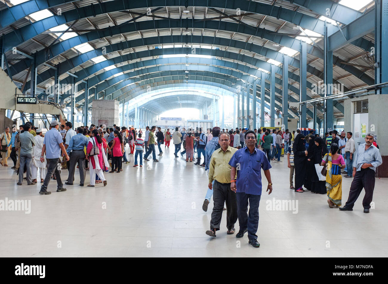 MUMBAI, INDE - Janvier 2015 : marche à travers la foule au passage intérieur de la gare. Banque D'Images