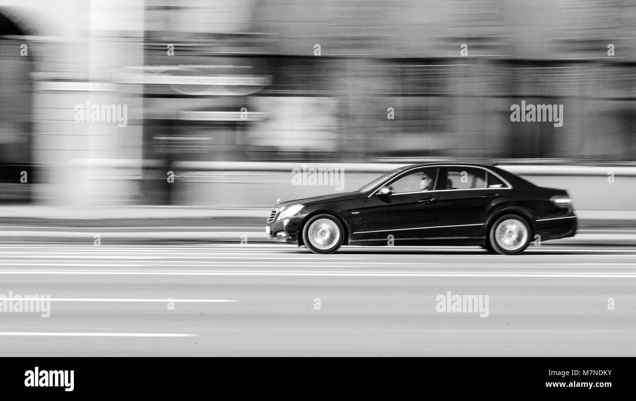 Minsk, Belarus - 15 Avril 2017 : Mersedes-Benz noir en mouvement à vide l'Avenue de l'indépendance. La vitesse. Motion Blur shot. Editorial photo en noir et blanc. Banque D'Images