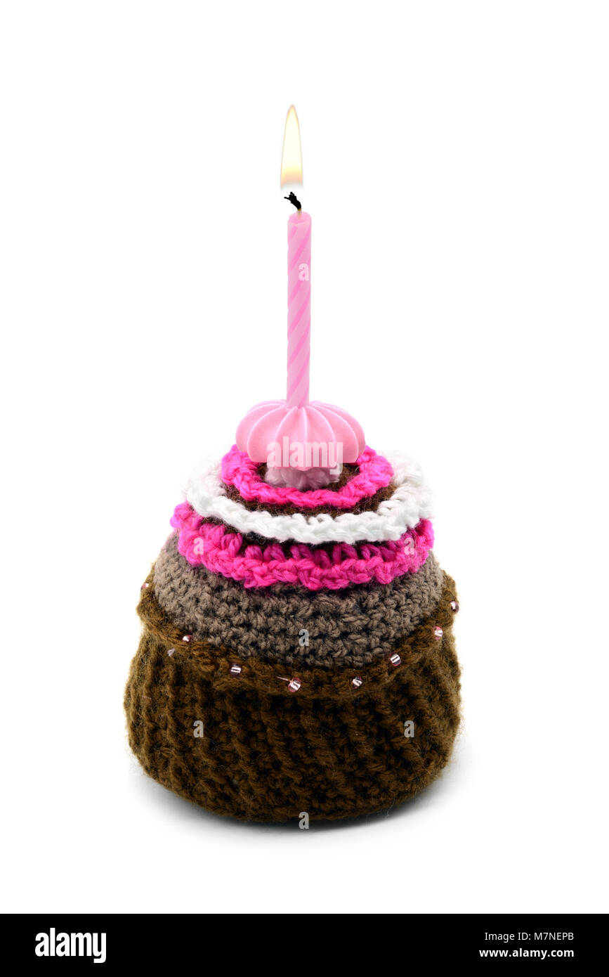 Muffin au crochet avec brûler bougie anniversaire blanc sur fond isolé. Banque D'Images