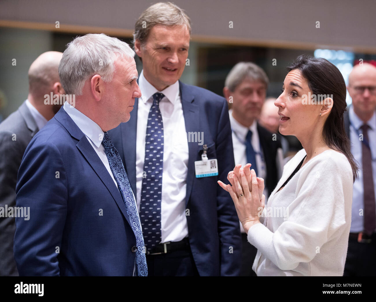 Bruxelles, Belgique. 05Th Mar, 2018. 05.03.2018, Belgique, Bruxelles : Secrétaire d'Etat à l'Environnement allemand Jochen Flasbarth (L) parle avec le secrétaire d'État français auprès du ministre de la transition écologique et inclusive Brune Poirson (R) avant une réunion des ministres européens de l'environnement dans l'Europe, le Conseil de l'UE autre siège. · Pas de service de fil · Crédit : Thierry Monasse/dpa/Alamy Live News Banque D'Images