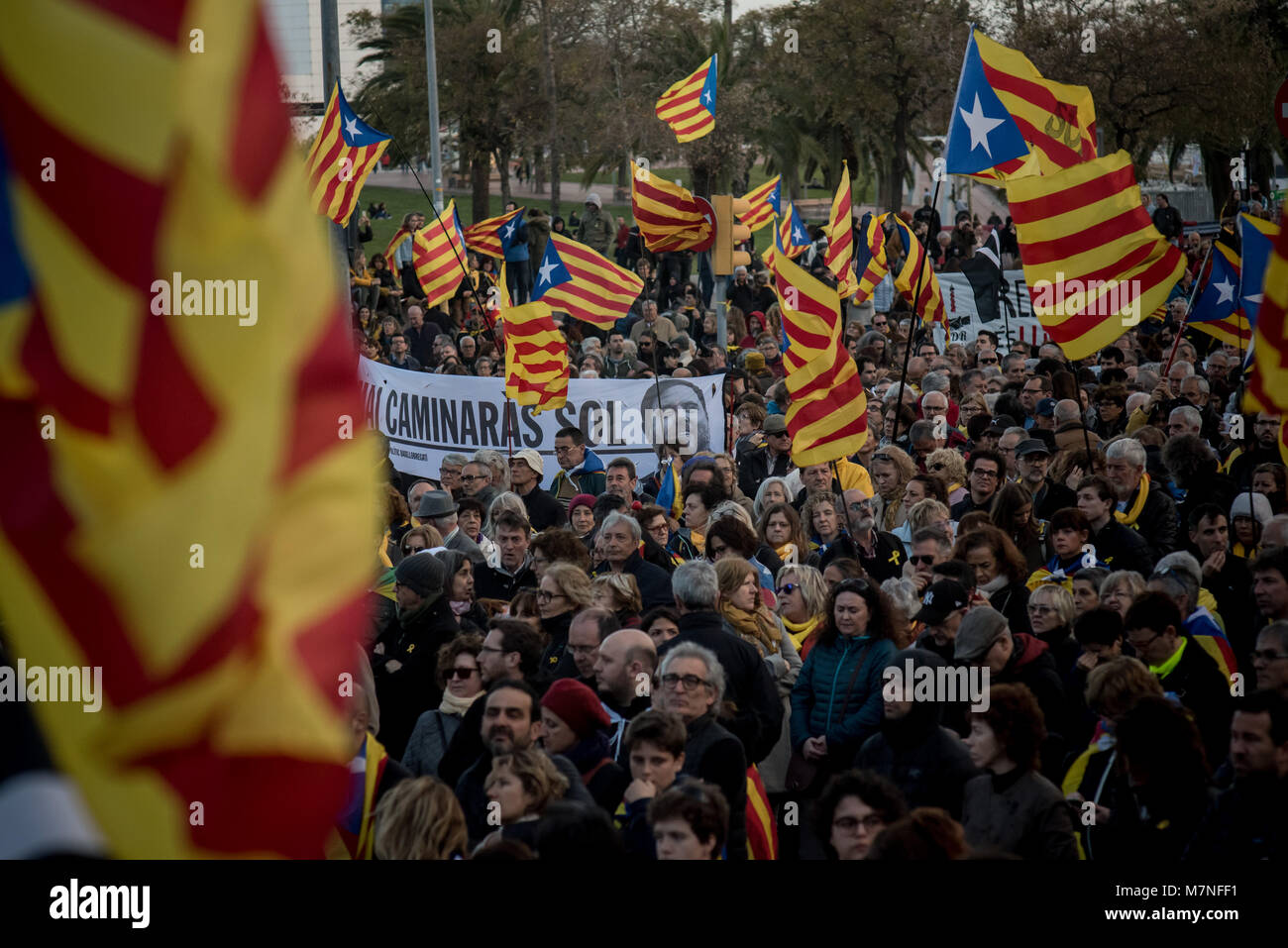 Barcelone, Catalogne, Espagne. 11 mars, 2018. Des milliers de démontrer à Barcelone rue pour exiger la mise en œuvre de la République Catalane indépendants (pas déployés en raison de l'intervention du gouvernement espagnol) après le passé résultats du référendum sur le premier octobre et le système l'élection partielle tenue le 21 décembre dans laquelle le partis indépendantistes a obtenu la majorité absolue. Crédit : Jordi Boixareu/Alamy Live News Banque D'Images