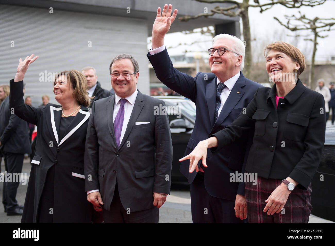 Düsseldorf, Allemagne. 12Th Mar, 2018. Düsseldorf, Allemagne. 12Th Mar, 2018. Le Président allemand Frank-Walter Steinmeier (2.r), Ministre-président Armin Laschet (2.l) de l'Union chrétienne-démocrate (CDU), l'épouse de M. Steinmeier Elke Buedenbender (r) et Susanne Laschet (l) se tiennent à l'extérieur du Parlement de Rhénanie du Nord-Westphalie Crédit : Marius Becker/dpa/Alamy Live News Crédit : afp photo alliance/Alamy Live News Banque D'Images