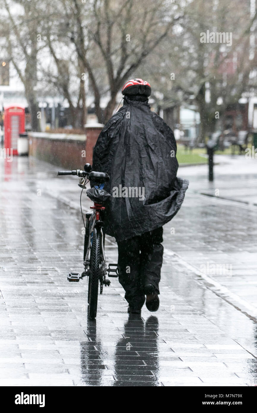 Southport, Merseyside. 12 mars 2018. Météo britannique. Tôt le matin, de fortes averses pleuvent sur les consommateurs comme ils l'abri sous leurs parasols à Southport dans le Merseyside. Une averse de pluie des éclosions se poursuivra cet après-midi, dont certaines seront longues. Quelques éclats lourds avec un risque de Thunder sont possible plus tard dans l'après-midi. Credit : Cernan Elias/Alamy Live News Banque D'Images