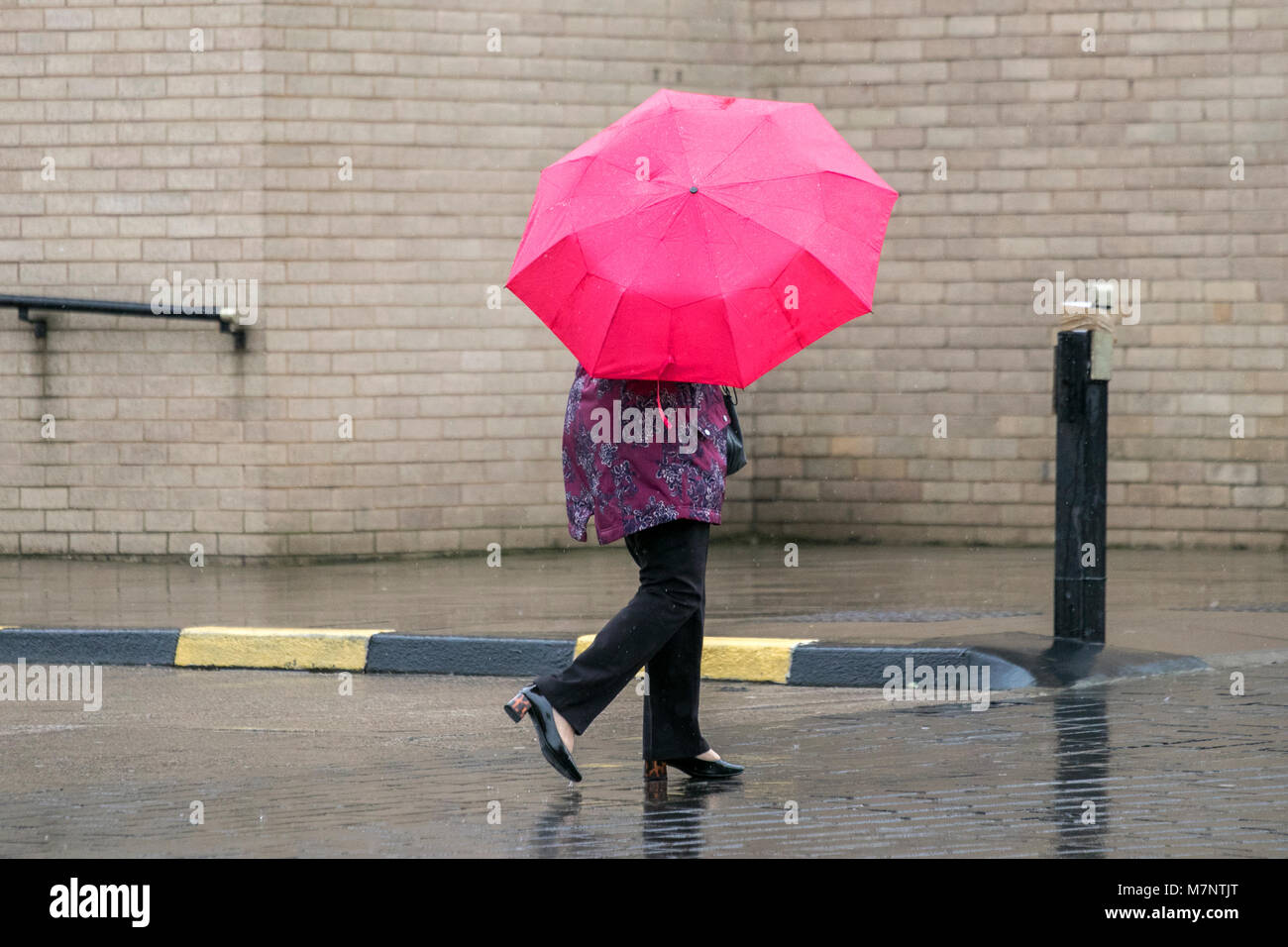 Southport, Merseyside. 12 mars 2018. Météo britannique. Tôt le matin, de fortes averses pleuvent sur les consommateurs comme ils l'abri sous leurs parasols à Southport dans le Merseyside. Une averse de pluie des éclosions se poursuivra cet après-midi, dont certaines seront longues. Quelques éclats lourds avec un risque de Thunder sont possible plus tard dans l'après-midi. Credit : Cernan Elias/Alamy Live News Banque D'Images