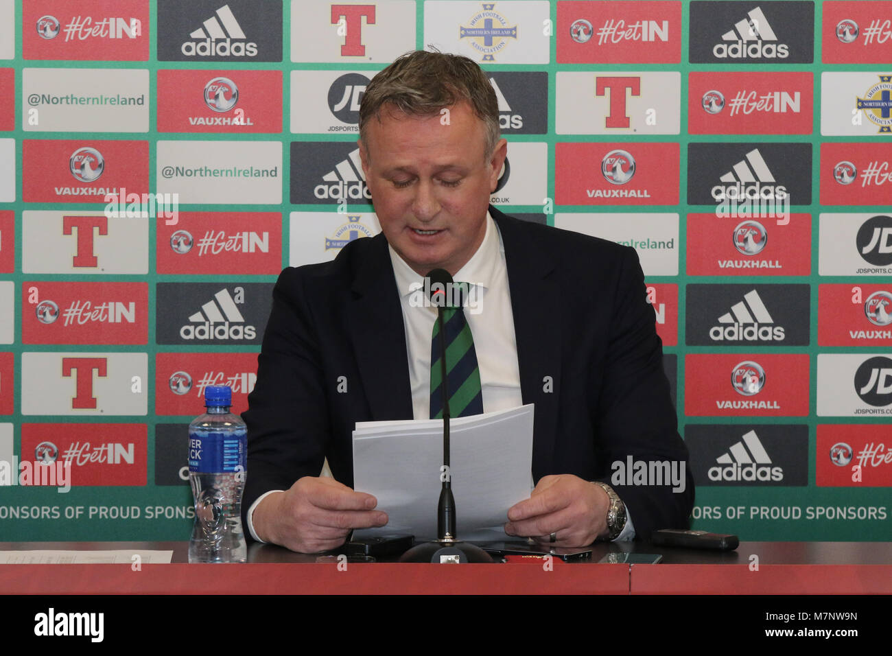 Windsor Park, Belfast, Irlande du Nord, Royaume-Uni. 12 mars 2018. L'Irlande du manager Michael O'Neill a annoncé aujourd'hui son équipe pour le prochain match amical contre la Corée du Sud à Belfast le samedi 24 mars 2018. Au début de l'appel appuyez sur O'Neill lire depuis une requête préparée par rapport à la semaine dernière a attribué des commentaires au sujet de l'initiative et les joueurs éligibles pour l'Irlande du Nord. Crédit : David Hunter/ Alamy Live News. Banque D'Images