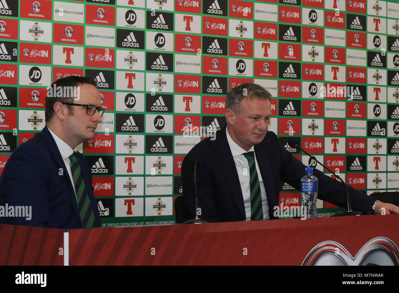 Windsor Park, Belfast, Irlande du Nord, Royaume-Uni. 12 mars 2018. L'Irlande du manager Michael O'Neill (à droite) a annoncé aujourd'hui son équipe pour le prochain match amical contre la Corée du Sud à Belfast le samedi 24 mars 2018. Crédit : David Hunter/ Alamy Live News. Banque D'Images