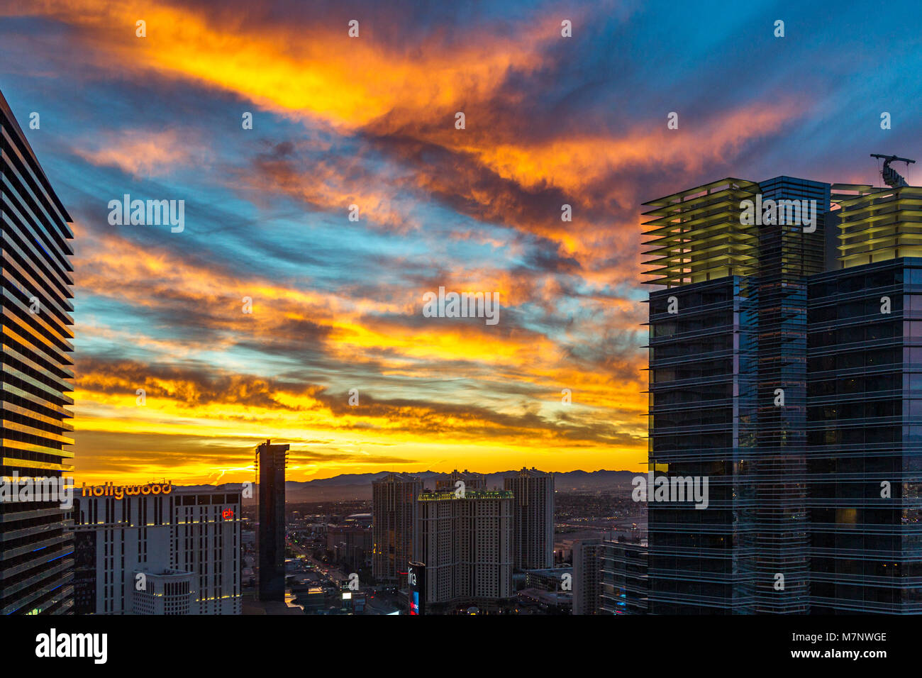 Las Vegas, Nevarda, 12 mars 2018. Météo, les couleurs d'avant l'aube dans le ciel surplombant le Planet Hollywood et Harmond, regardant vers le bas entre Aria resort et le cosmopolite, avec des prévisions à 73 degs aujourd'hui . Credit : Keith J Smith./Alamy Live News Banque D'Images