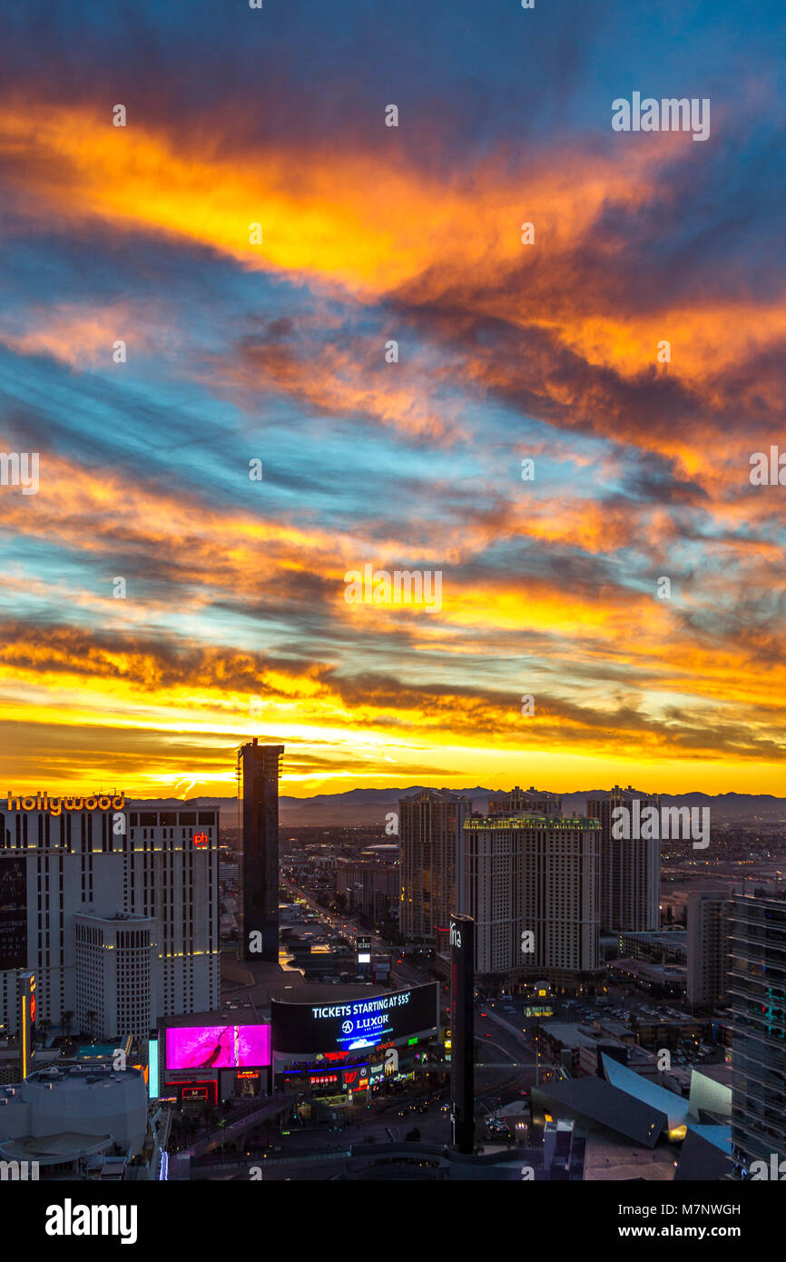 Las Vegas, Nevarda, 12 mars 2018. Météo, les couleurs d'avant l'aube dans  le ciel surplombant le Planet Hollywood et Harmond cours avec la prévision  d'être 73 degs aujourd'hui . Credit : Keith