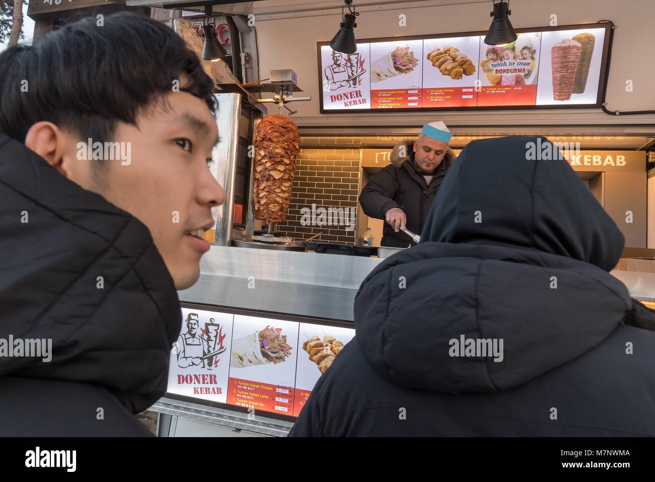 07 février 2018, la Corée du Sud, Pyeongchang : Jeux Olympiques : Un vendeur vend un aliment à doner kebap se tenir près de la sites olympiques. Photo : Peter Kneffel/dpa Banque D'Images