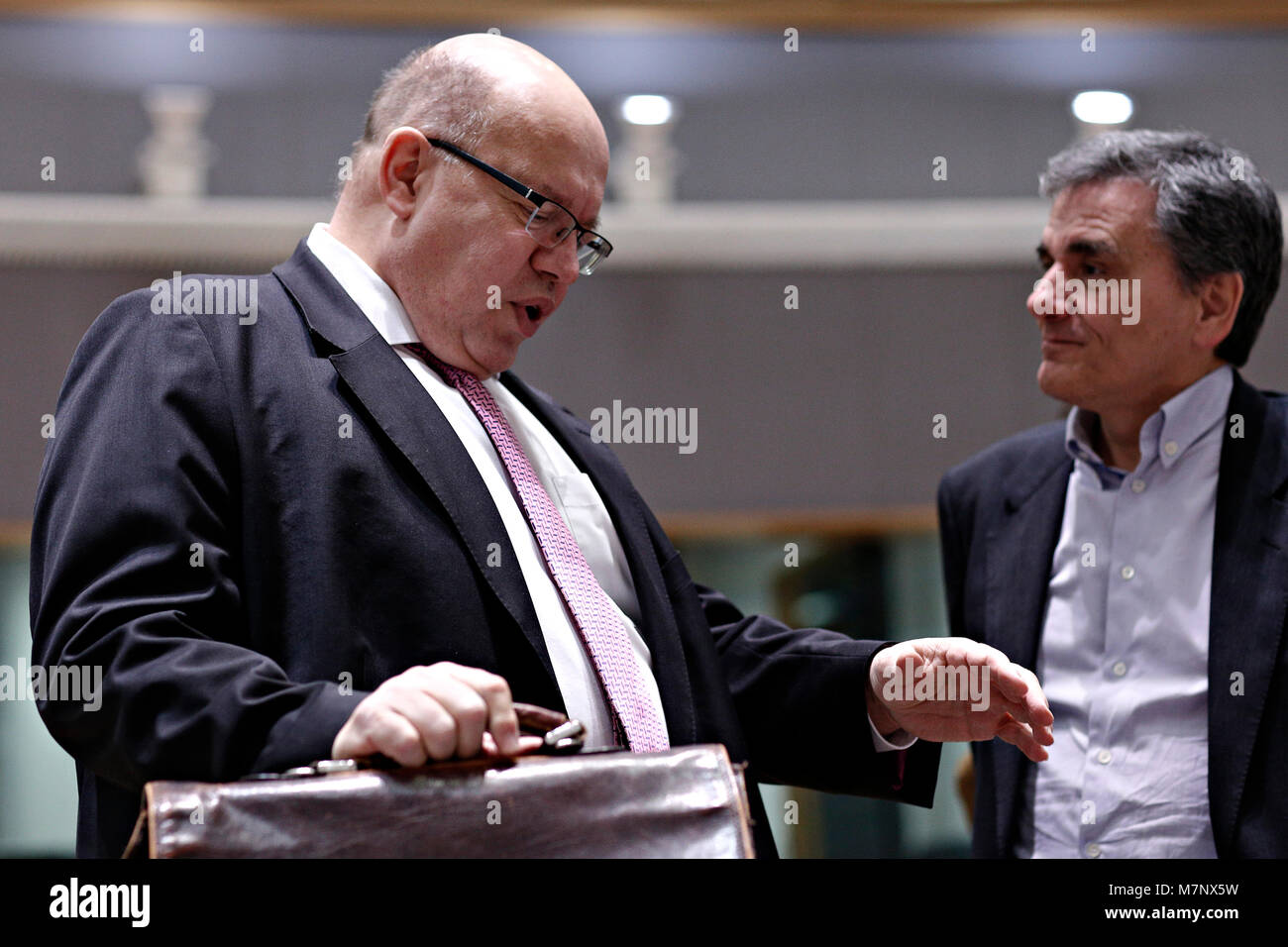 Bruxelles, Belgique. 12 mars, 2018. Ministre fédéral allemand des Finances, Peter Altmaier et le Ministre grec des Finances d'Euclid Tsakalotos assister à une réunion de l'Eurogroupe à l'Union européenne siège à Bruxelles, Belgique le 12 mars 2018. Alexandros Michailidis/Alamy Live News Banque D'Images