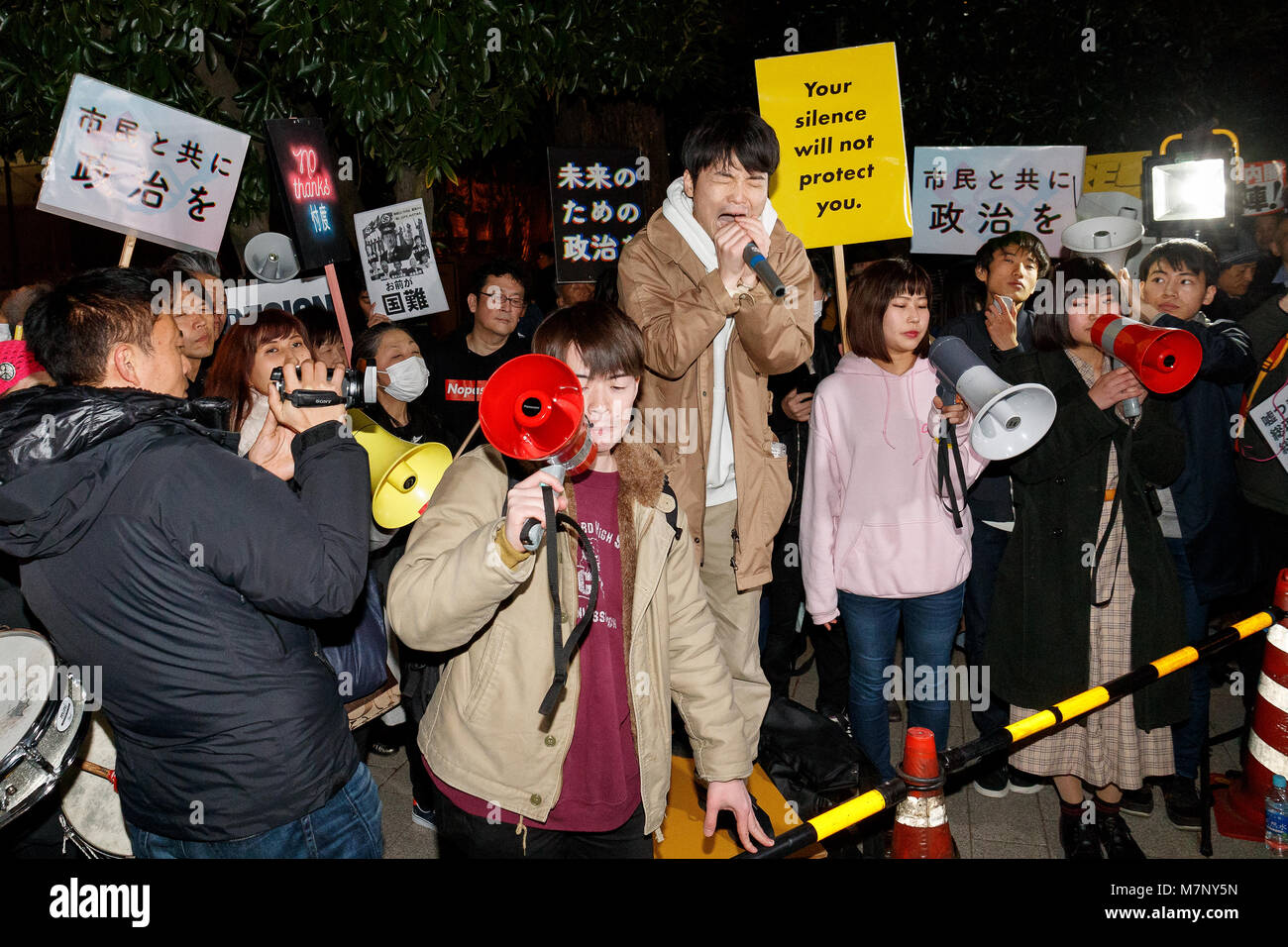 Aki Okuda (C), un ancien membre fondateur du groupe de protestation des étudiants japonais d'action d'urgence aux étudiants pour la démocratie libérale (SEALDs), chants devant le bureau du Premier Ministre du Japon après le ministère des Finances a admis à la modification d'enregistrements reliant l'épouse du Premier Ministre, Akie, pour le scandale Moritomo Gakuen, le 12 mars 2018, Tokyo, Japon. Il a été révélé que Akie Abe's nom a été retiré de documents, portant sur le traitement spécial de Moritomo Gakuen. Le premier ministre Shinzo Abe a constamment nié que ni lui ni son épouse avait joué un rôle dans la vente de terres publiques fortement réduits Banque D'Images