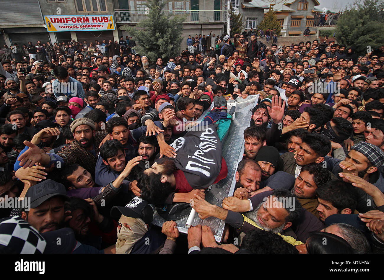 Le cachemire. 12 mars, 2018. Les gens portent le corps d'un militant local Eesa Fazili Soura en matière de Srinagar, la capitale d'été du Cachemire sous contrôle indien le 12 mars 2018.Des milliers de personnes ont participé à la prière funéraire de militant tué Fazili à Ahmadnagar, dans la banlieue de Srinagar. Fazili un étudiant en ingénierie a été tué dans une fusillade avec ses deux associés dans Hakura village de South d'Anantnag du Cachemire. La police a déclaré . Banque D'Images