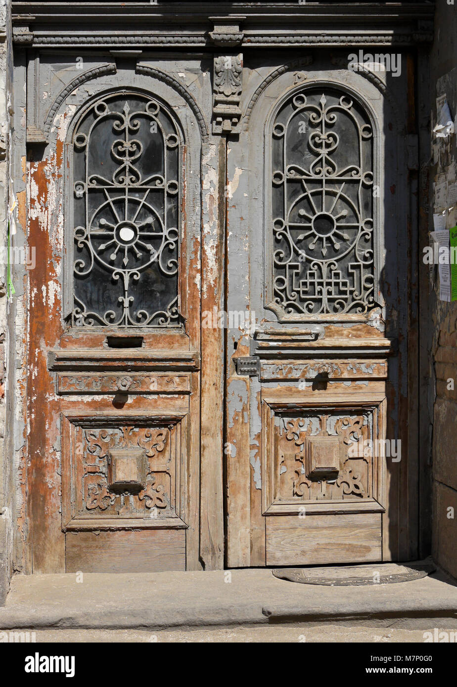 Entrée ornée d'ancien bâtiment en pierre sur la rue Asatiani Lado, Tbilissi, Géorgie Banque D'Images