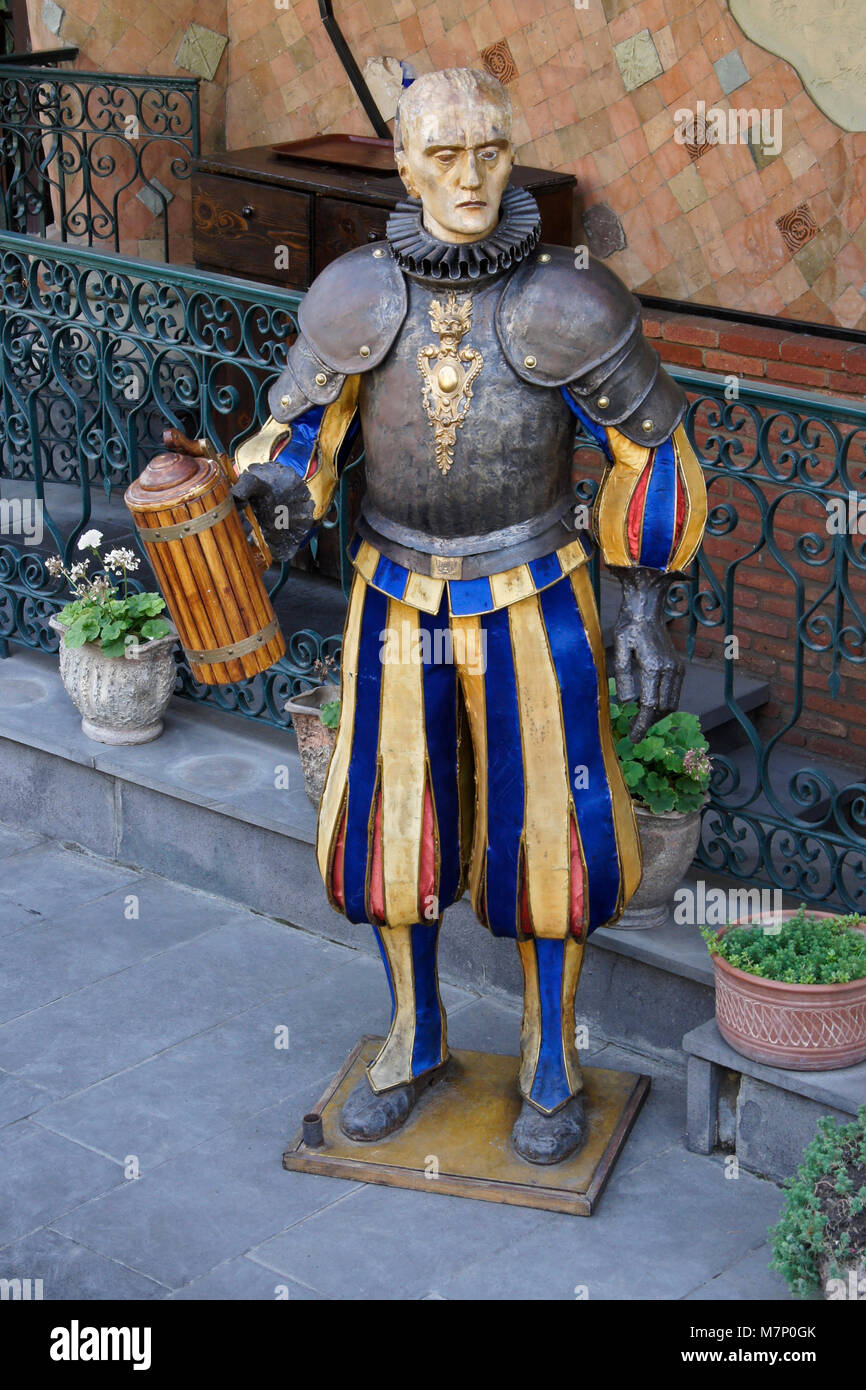 Mannequin portant des armures et pantalons, tenant un pot de café, se trouve à l'extérieur d'un restaurant au centre-ville de Tbilissi, Géorgie Banque D'Images