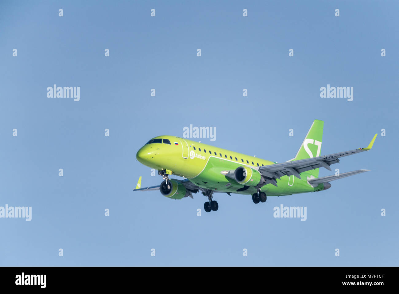 Novosibirsk, Russie - le 14 février 2018 : Embraer 170-100SU 50-2106-BYA S7 Airlines avant d'atterrir à l'aéroport international Tolmachevo. Banque D'Images