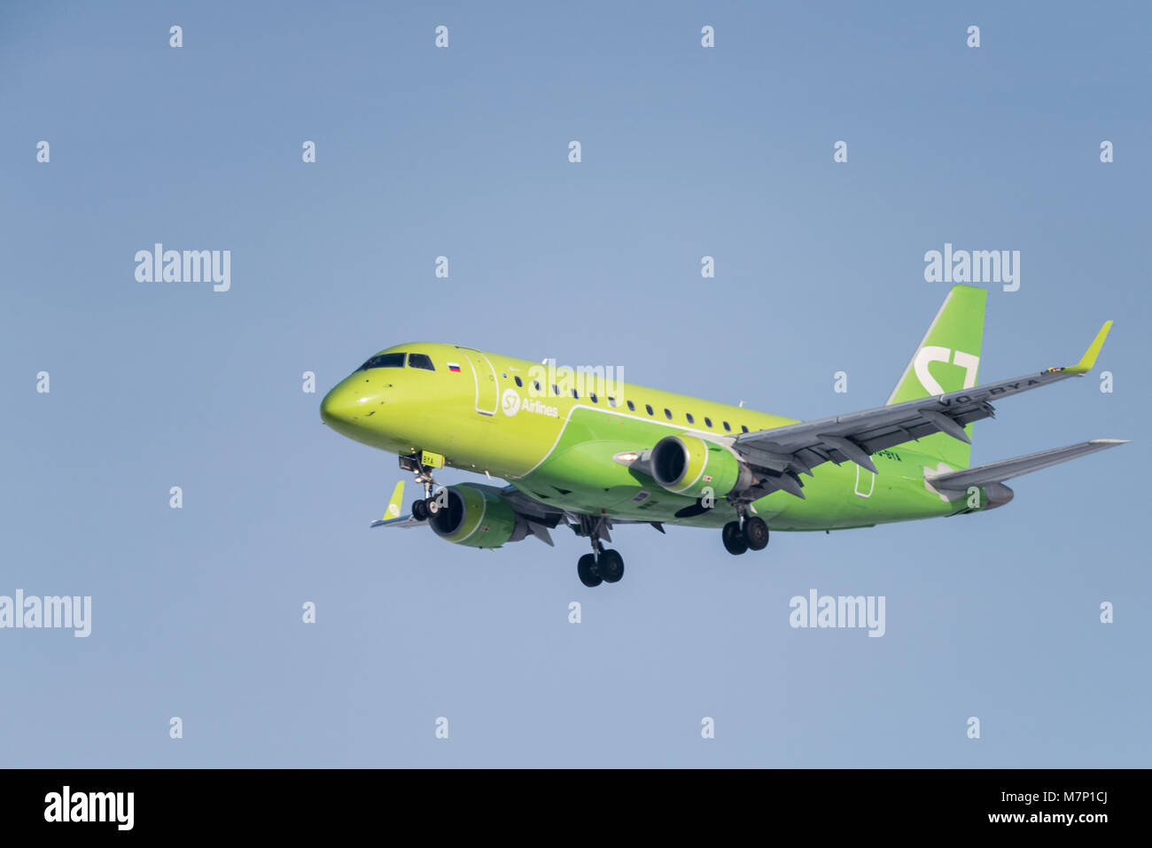 Novosibirsk, Russie - le 14 février 2018 : Embraer 170-100SU 50-2106-BYA S7 Airlines avant d'atterrir à l'aéroport international Tolmachevo. Banque D'Images