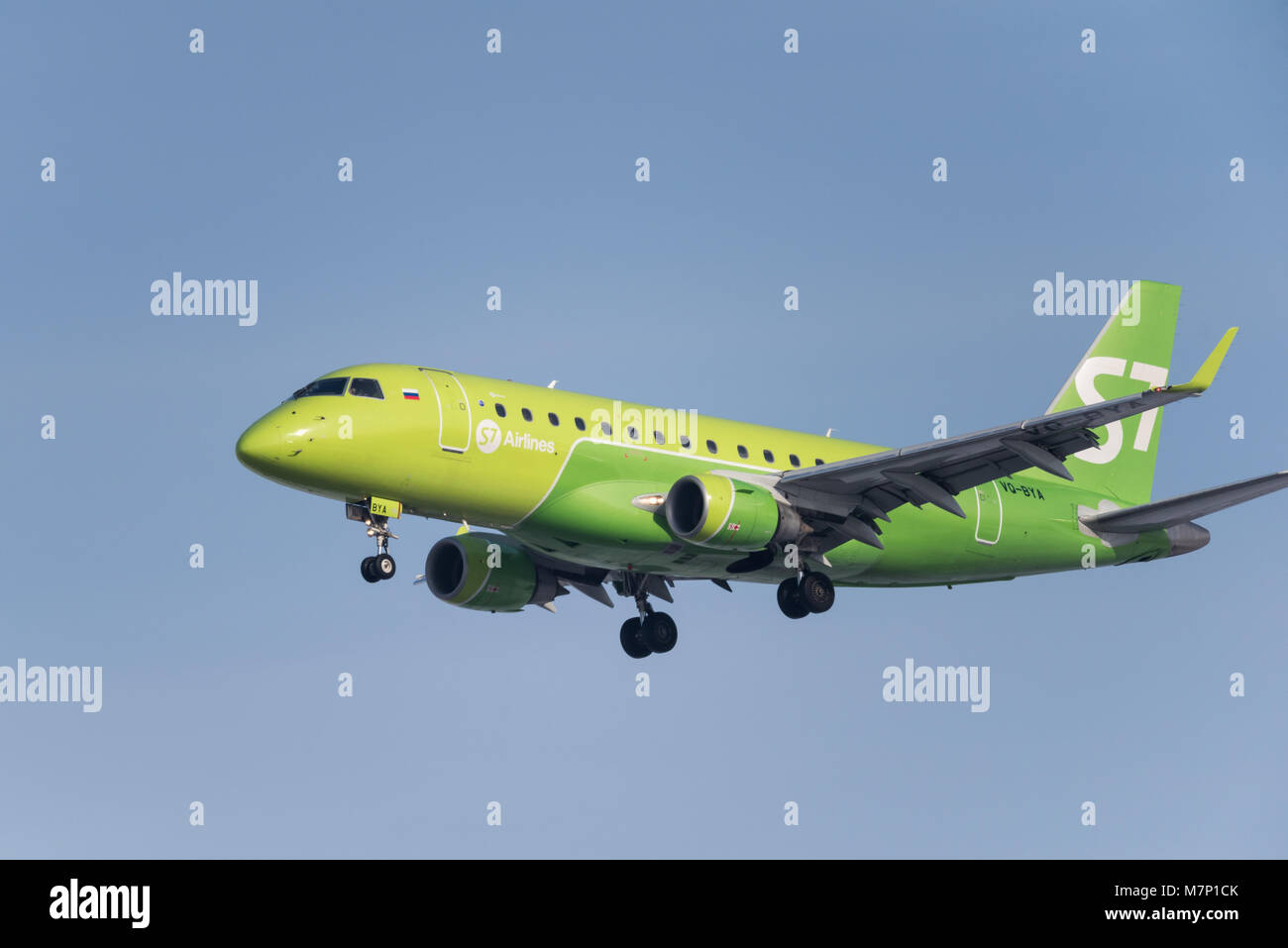 Novosibirsk, Russie - le 14 février 2018 : Embraer 170-100SU 50-2106-BYA S7 Airlines avant d'atterrir à l'aéroport international Tolmachevo. Banque D'Images