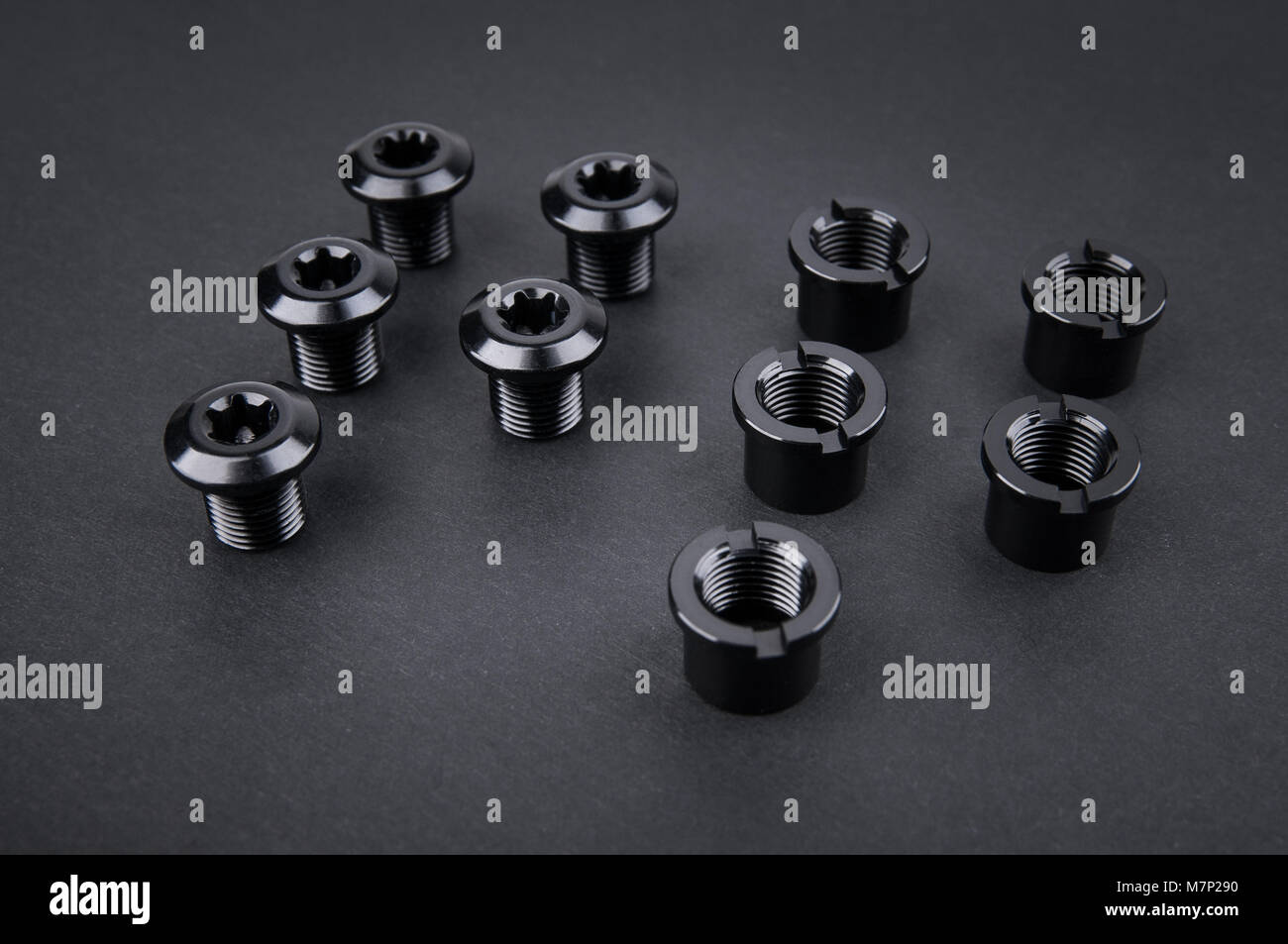 Les écrous en acier noir vis à fond noir Photo Stock - Alamy