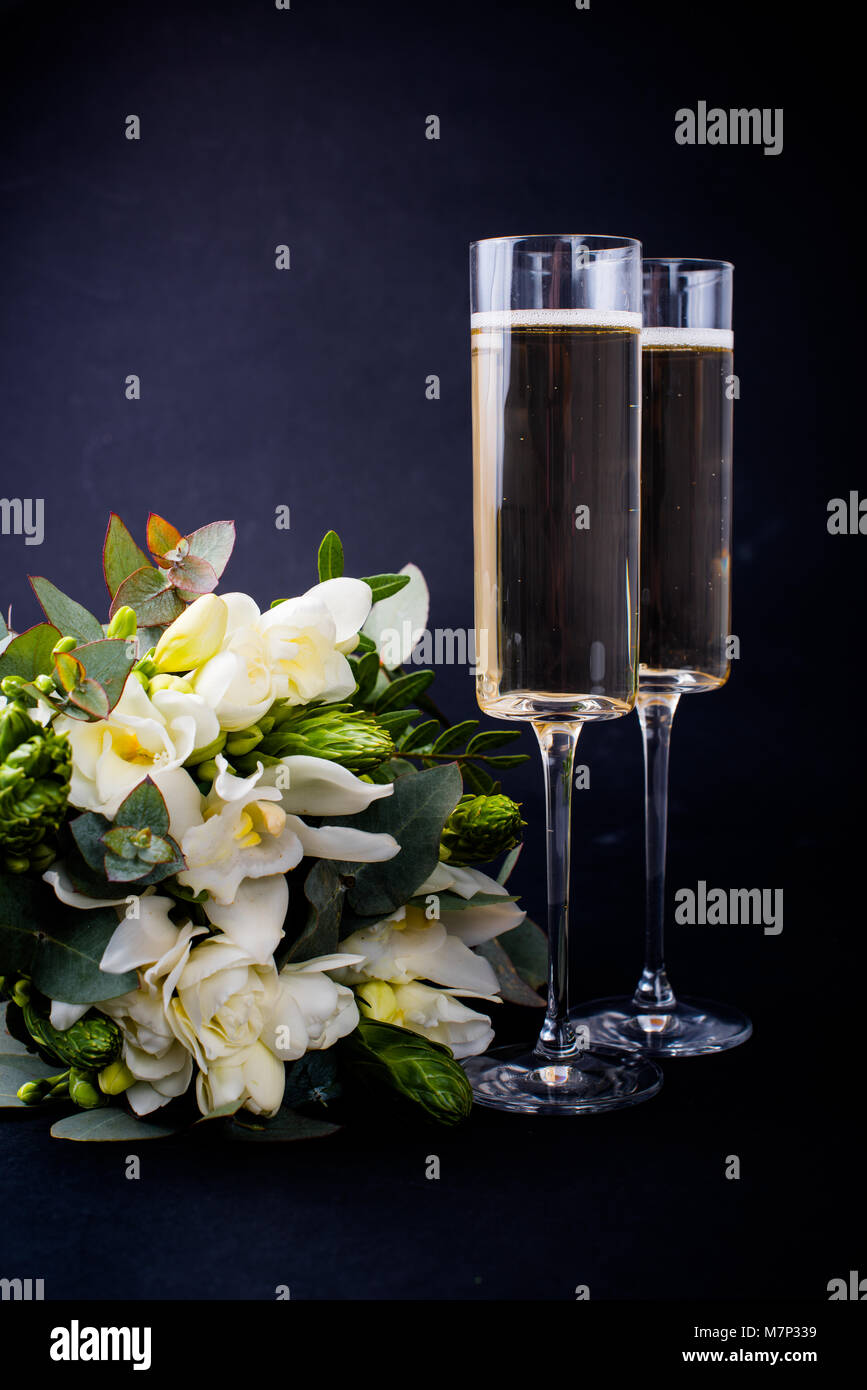 Deux Verres De Champagne Et Bouquet De Fleurs Blanches Sur Fond Noir Vin Petillant Et Festif Avec Decoration Freesias Et Orchidees Photo Stock Alamy Deux Verres De Champagne Et Bouquet De Fleurs Blanches Sur Fond Noir Vin Petillant Et Festif Avec Decoration Freesias Et Orchidees Photo Stock Alamy