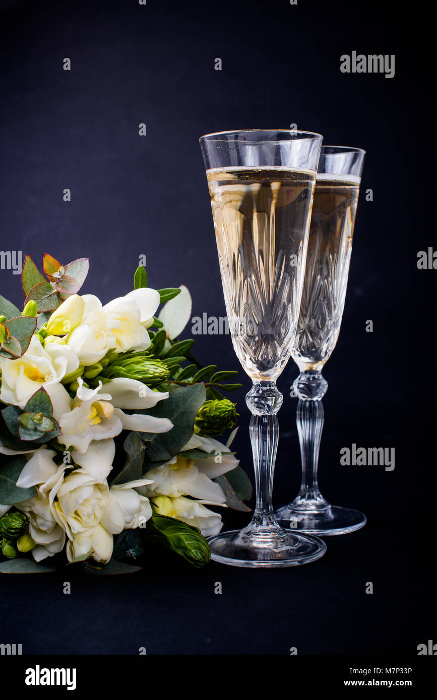 Deux Verres De Champagne Et Bouquet De Fleurs Blanches Sur Fond Noir Vin Petillant Et Festif Avec Decoration Freesias Et Orchidees Photo Stock Alamy Deux Verres De Champagne Et Bouquet De Fleurs Blanches Sur Fond Noir Vin Petillant Et Festif Avec Decoration Freesias Et Orchidees Photo Stock Alamy