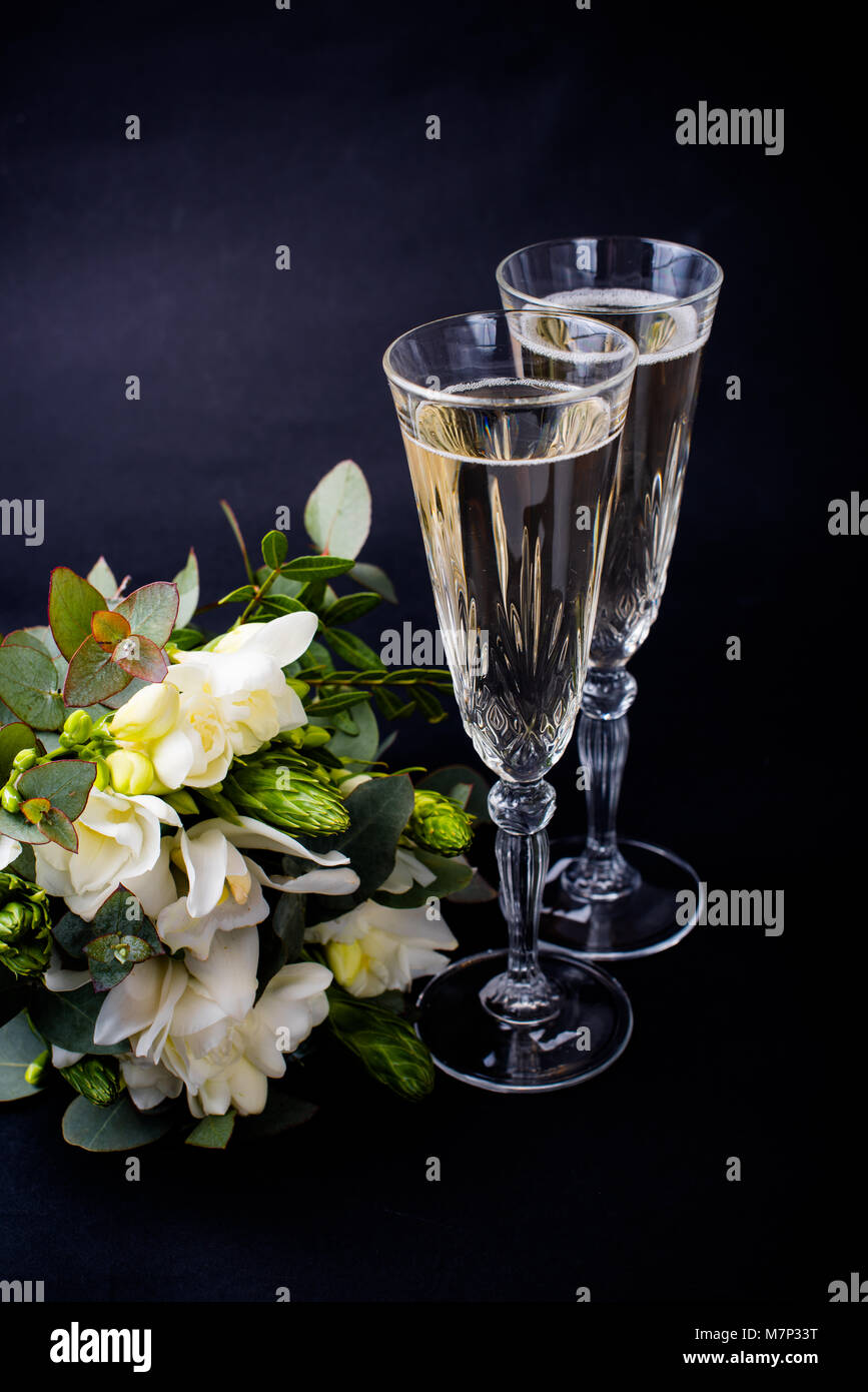 Deux Verres De Champagne Et Bouquet De Fleurs Blanches Sur Fond Noir Vin Petillant Et Festif Avec Decoration Freesias Et Orchidees Photo Stock Alamy Deux Verres De Champagne Et Bouquet De Fleurs Blanches Sur Fond Noir Vin Petillant Et Festif Avec Decoration Freesias Et Orchidees Photo Stock Alamy