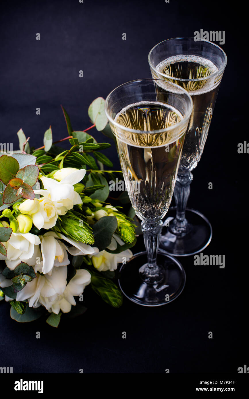 Deux Verres De Champagne Et Bouquet De Fleurs Blanches Sur Fond Noir Vin Petillant Et Festif Avec Decoration Freesias Et Orchidees Photo Stock Alamy Deux Verres De Champagne Et Bouquet De Fleurs Blanches Sur Fond Noir Vin Petillant Et Festif Avec Decoration Freesias Et Orchidees Photo Stock Alamy
