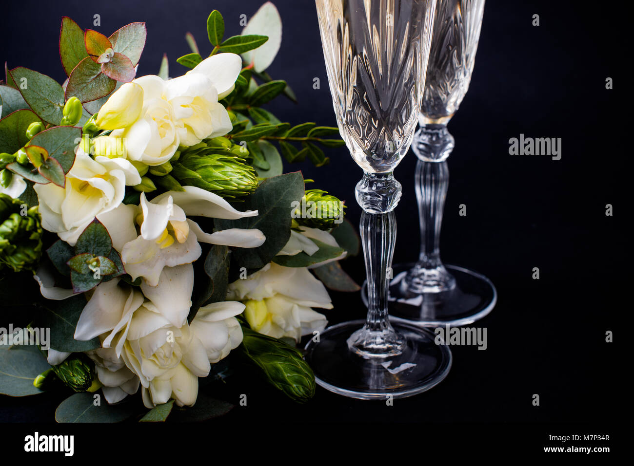 Deux Verres De Champagne Et Bouquet De Fleurs Blanches Photo Stock Alamy