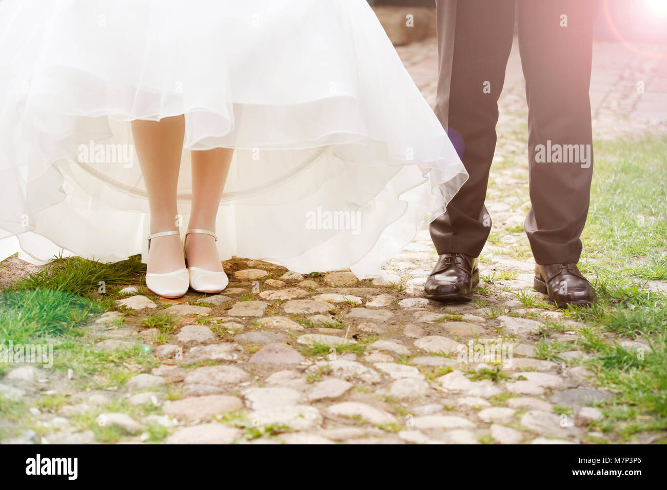 Les pattes d'un couple marié avec des chaussures élégantes Banque D'Images