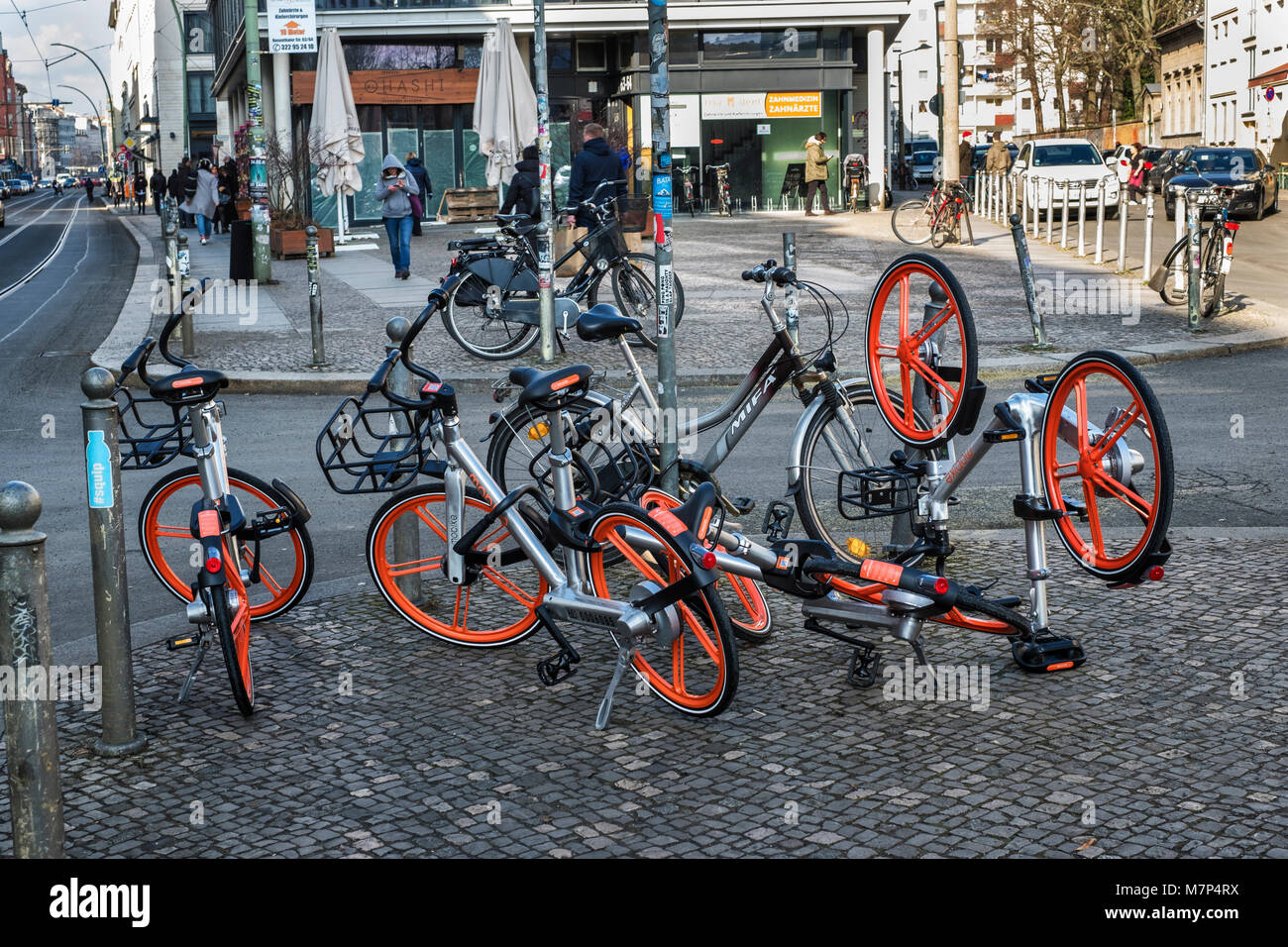 Berlin Mitte,Mobike,location de vélos location de vélos orange vif garé sur un coin de rue,App-basé, dock-vélos gratuits boucher & Chaussées contrarier les piétons Banque D'Images