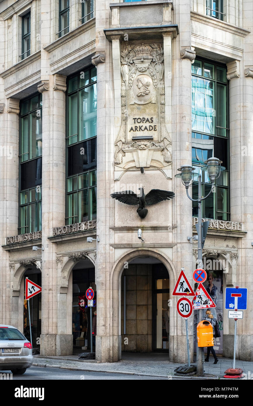 Berlin, Mitte.Topas Arkade boutique historique & office building avec une partie de la façade de l'ancienne pharmacie polonaise - Polnische Apotheke Banque D'Images