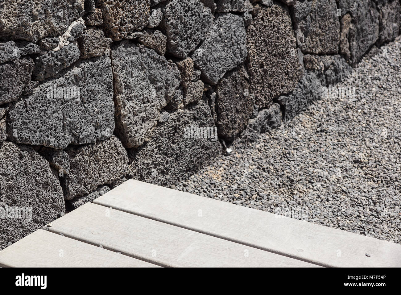 Bois-de-chaussée de l'escalier en pierre avec mur de brique Banque D'Images