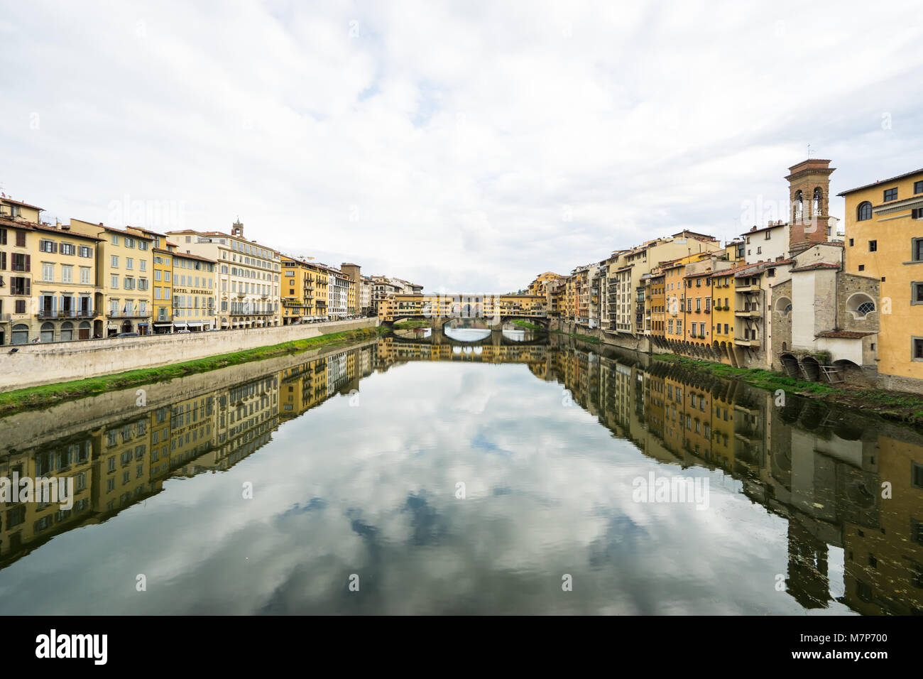 La réflexion de Florence sur l'Arno Banque D'Images