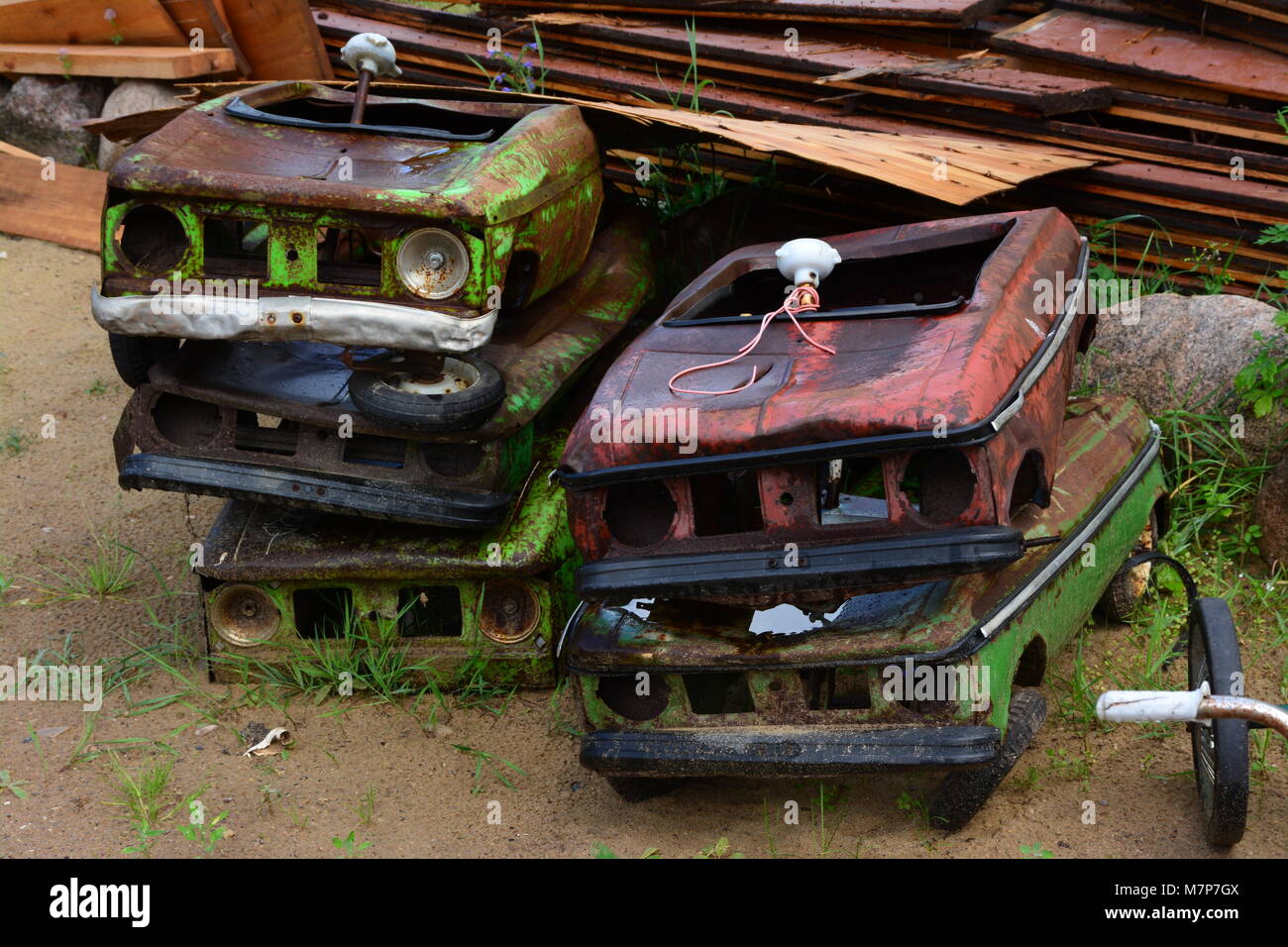 Ancien jouet vert et rouge coloré des épaves en une pile Banque D'Images Ancien jouet vert et rouge coloré des épaves en une pile Banque D'Images