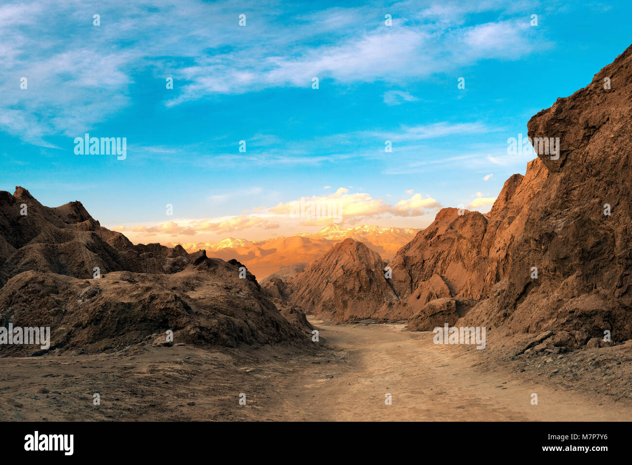 Une vue sur la vallée de la mort à la gamme de Montagne de Sel (La Cordillère de la Sal), Désert d'Atacama, Chili du Nord Banque D'Images