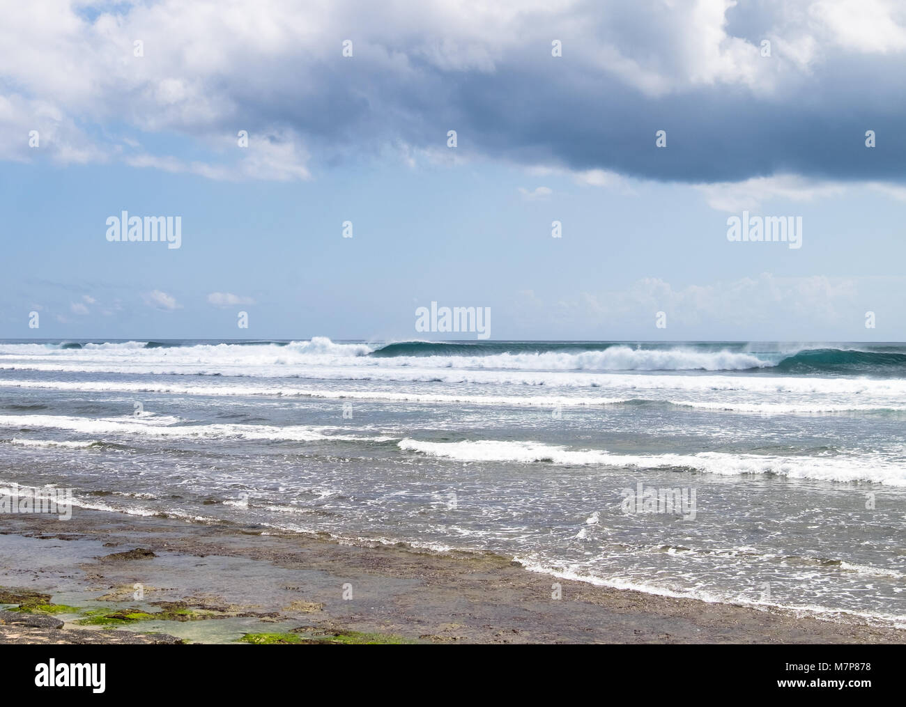 Des vagues parfaites dans la plage de Balangan - Bal de l'Indonésie Banque D'Images