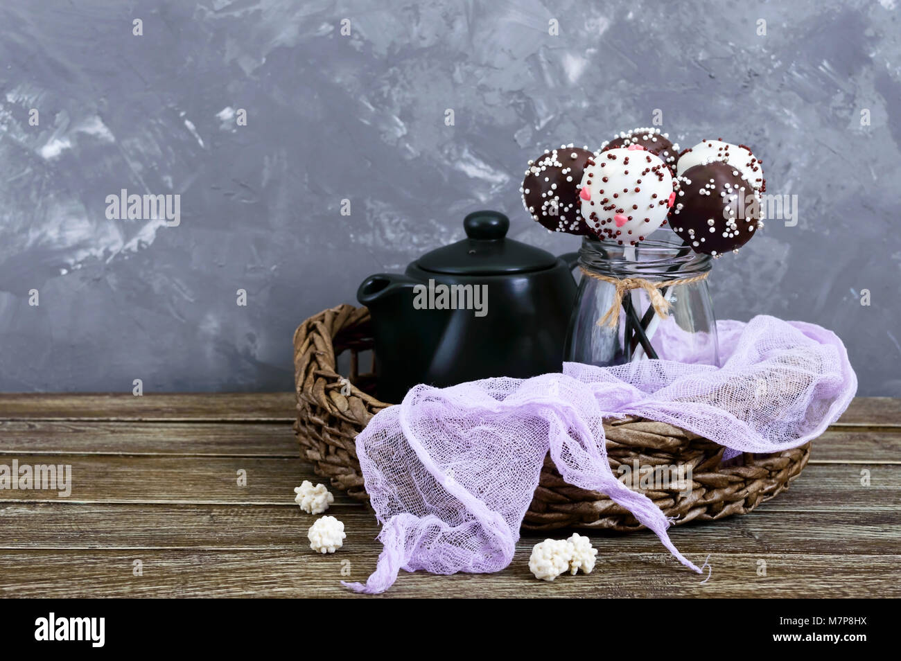 Cake pops. Bonbons ronde sur un bâton en lustre de chocolat. Banque D'Images