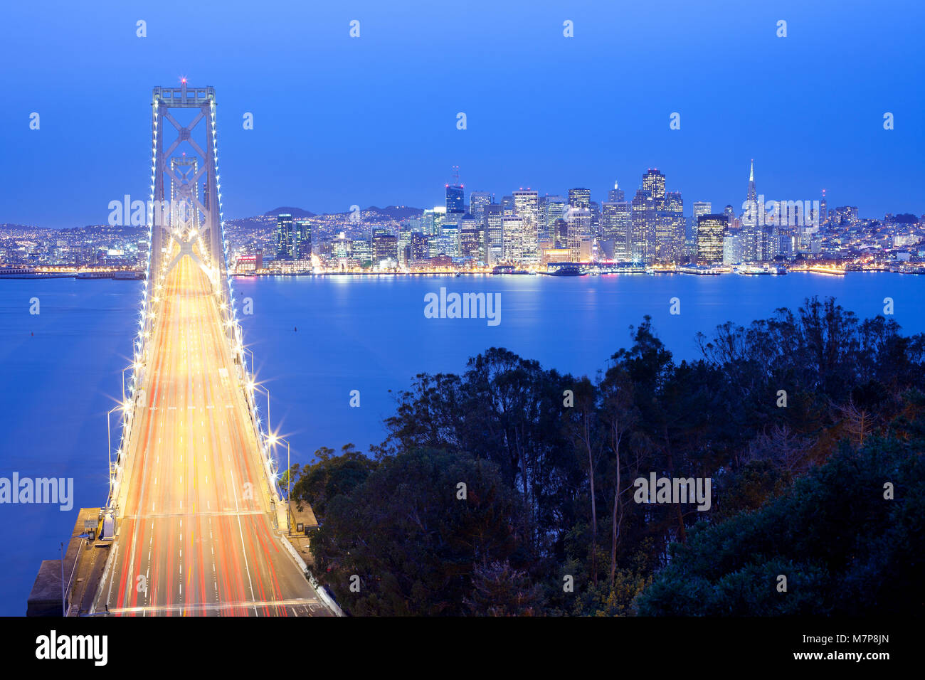 Bay Bridge et sur les toits de la ville, San Francisco, California, USA Banque D'Images
