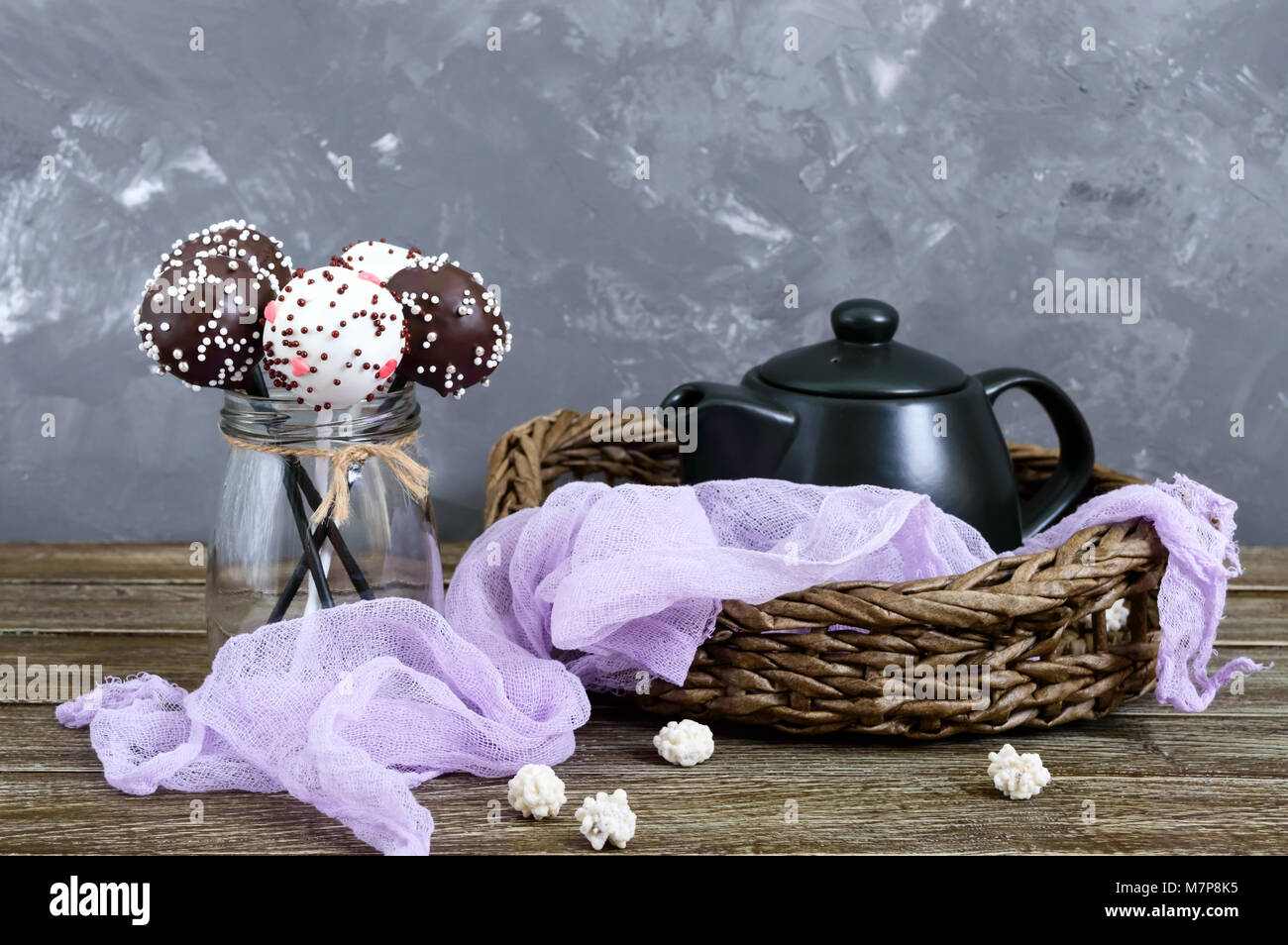 Cake pops. Bonbons ronde sur un bâton en lustre de chocolat. Banque D'Images