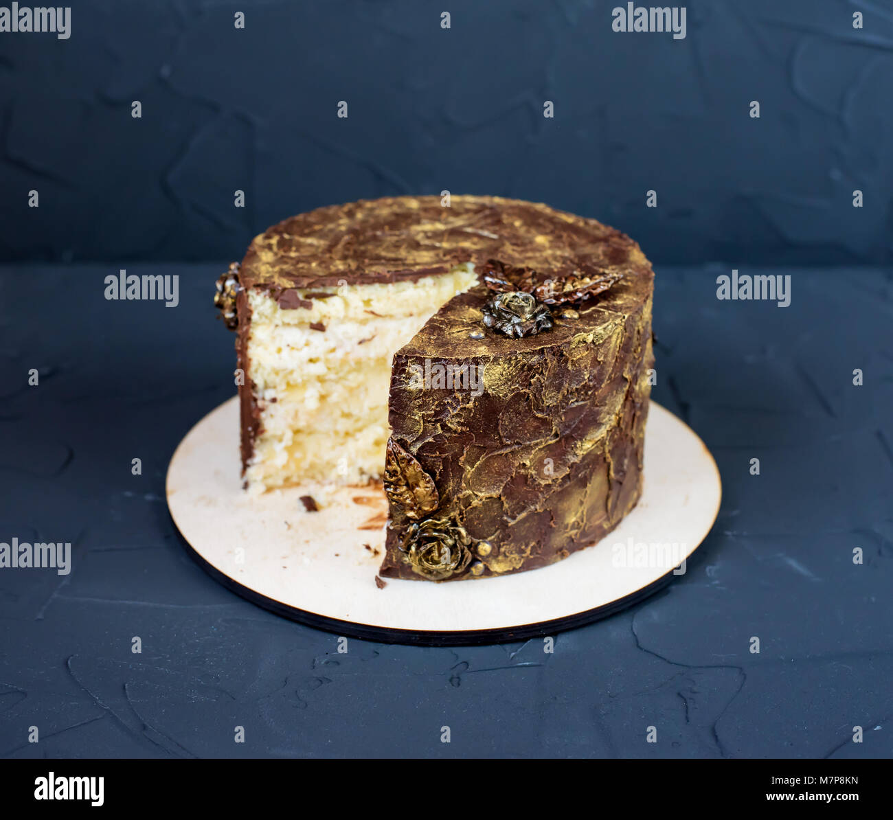Gateau Rond Avec Un Morceau Dans Le Centre Le Chocolat Savoureux Photo Stock Alamy