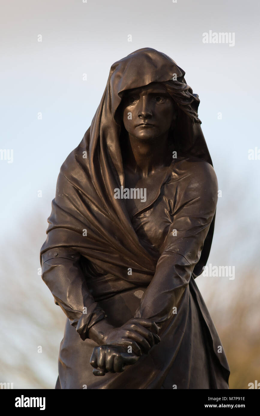Statue de Lady Macbeth à Stratford Upon Avon au mémorial de Gower part une inquiétude de l'essorage et le regret de meurtre du roi Banque D'Images