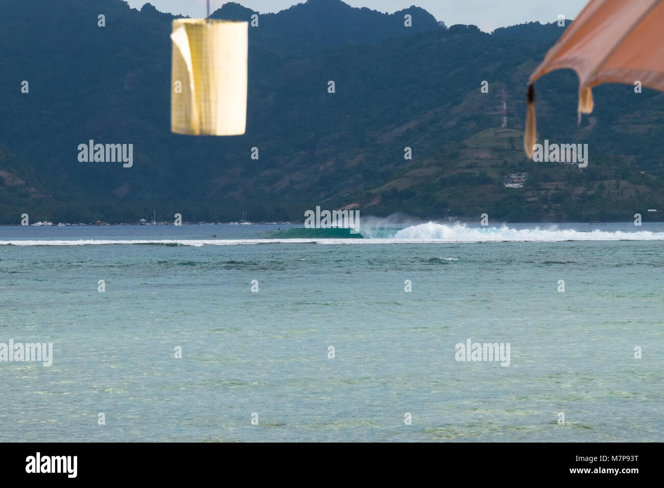 Des vagues parfaites à Gili Air, Lombok, Indonésie Banque D'Images